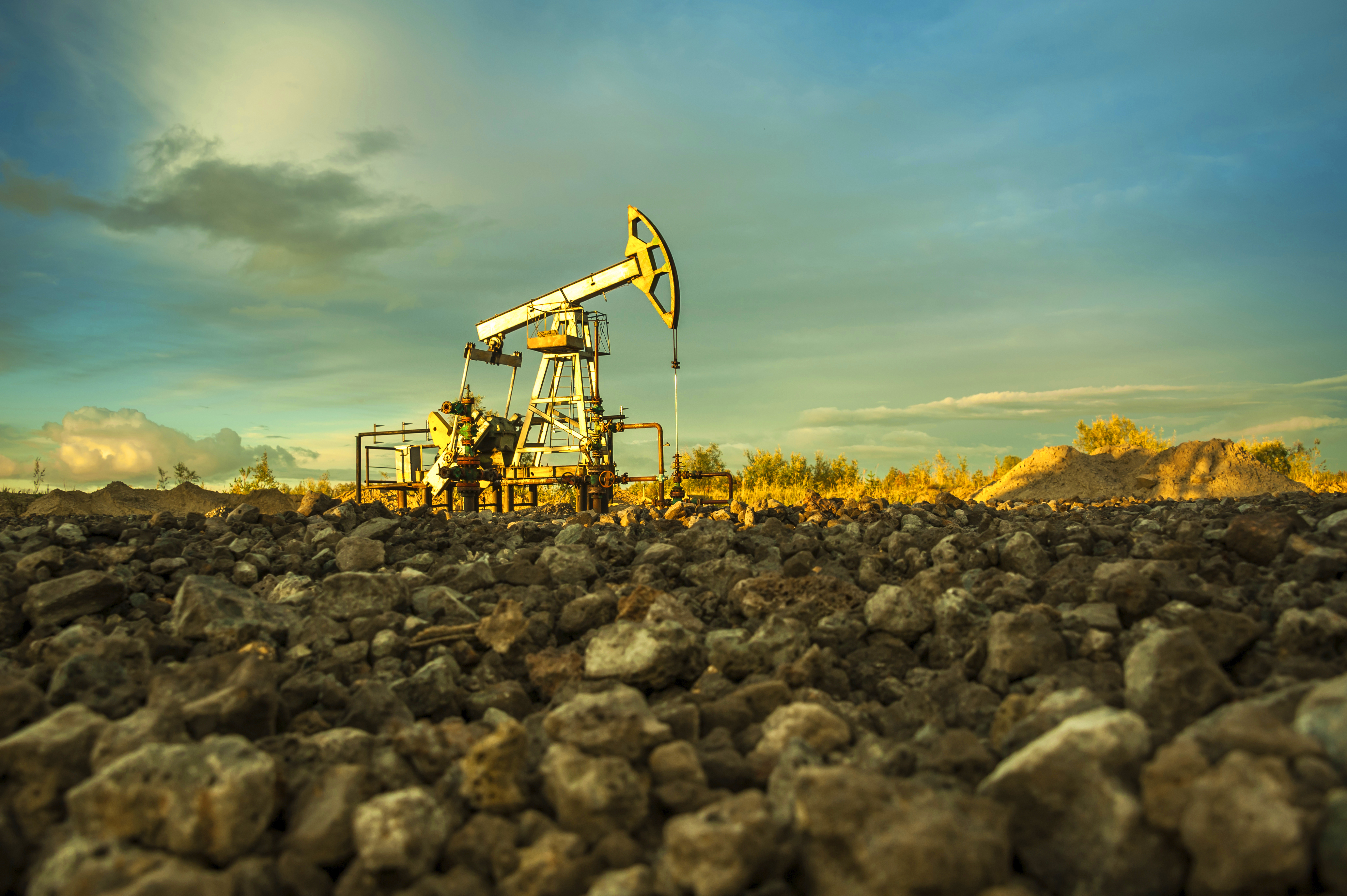 Oil_Pump_with_Foreground_and_Sky_Background