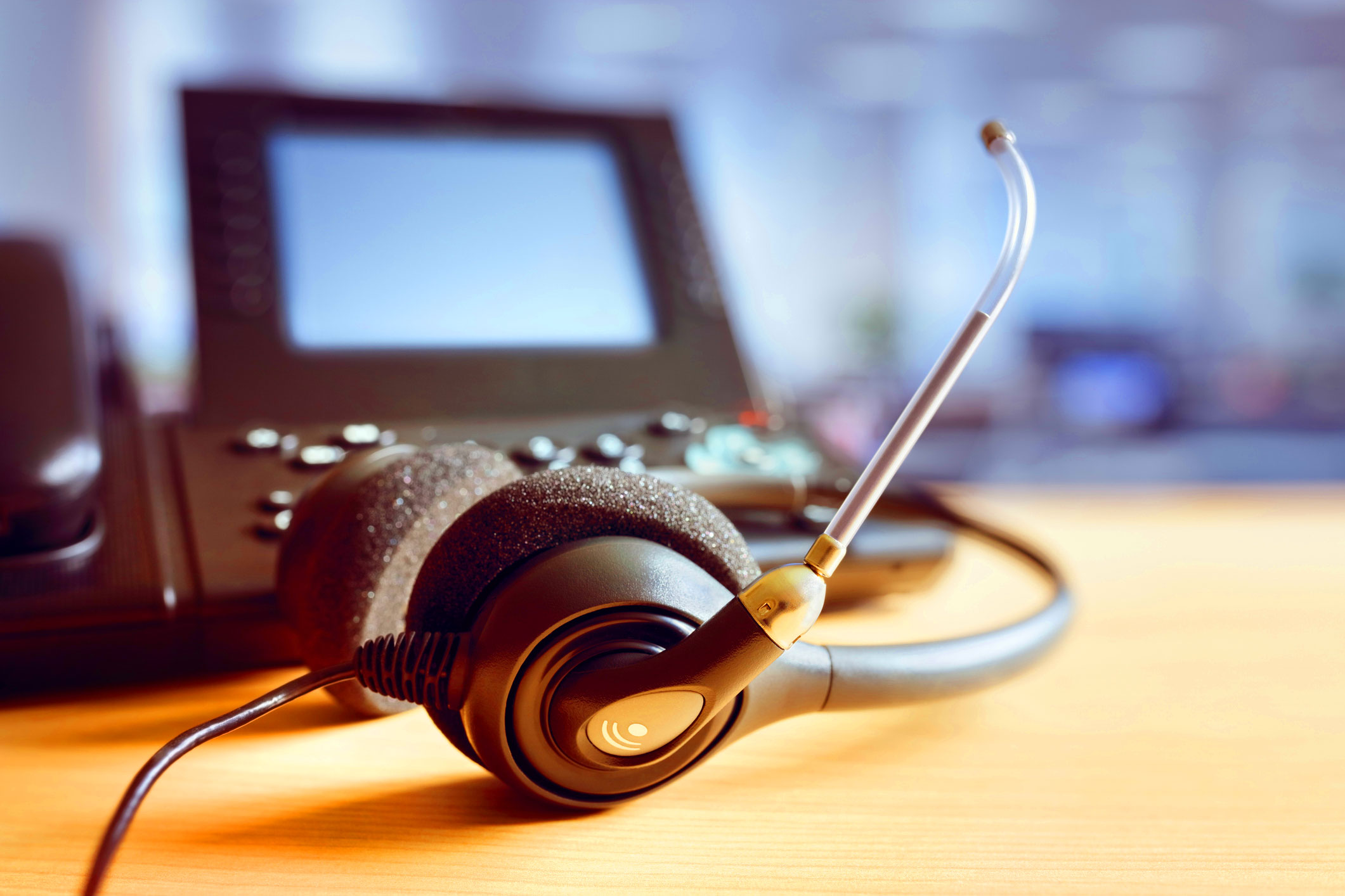 Headset-headphones-and-telephone-in-call-center