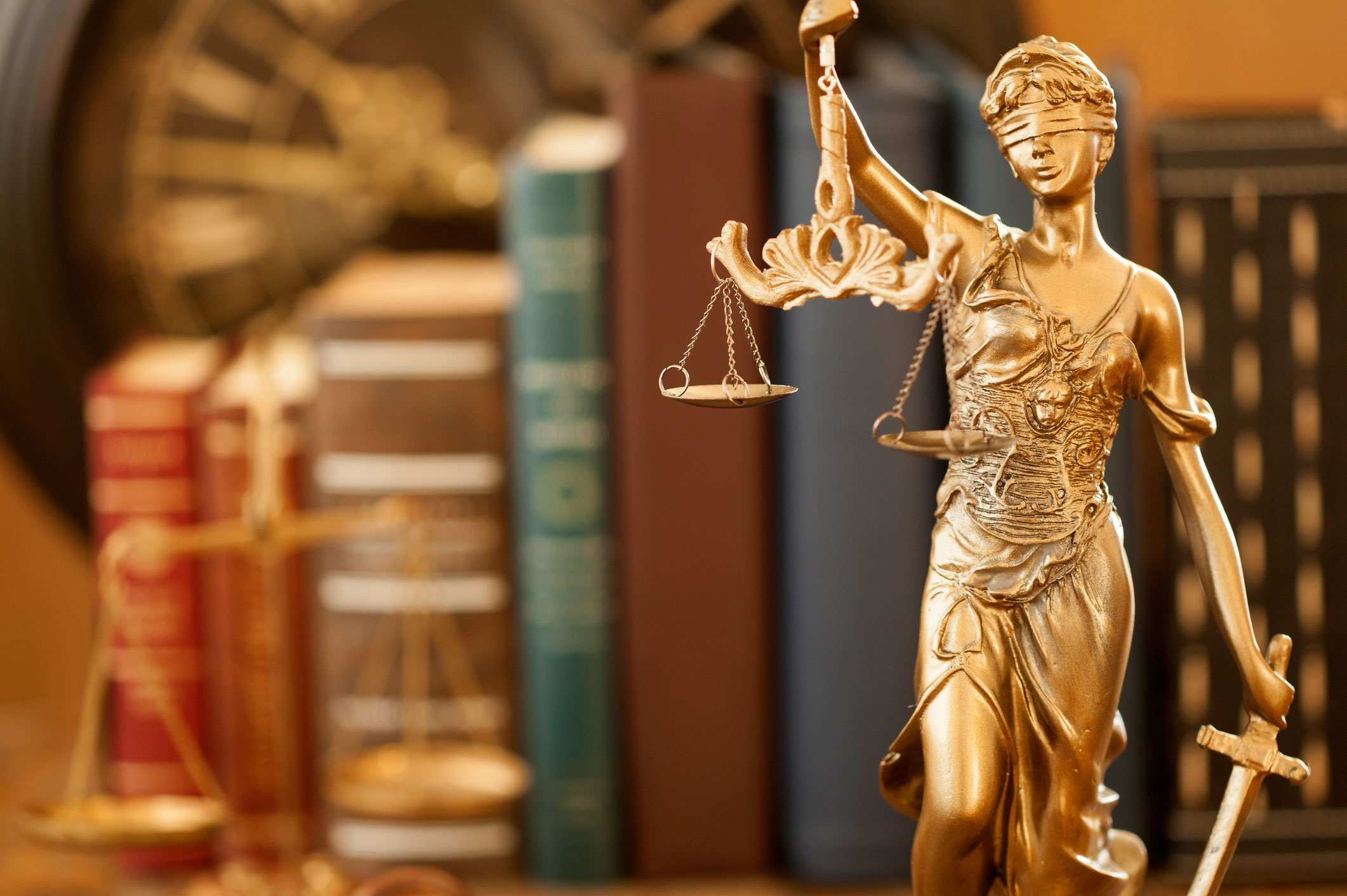 Law-justice-statue-in-front-of-books